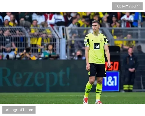 多特蒙德官方宣布与年轻后卫施洛特贝克完成续约